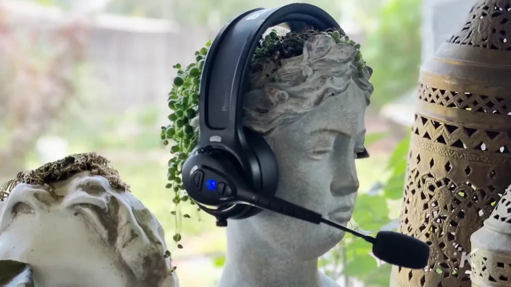 auriculares con energía solar solare en el busto