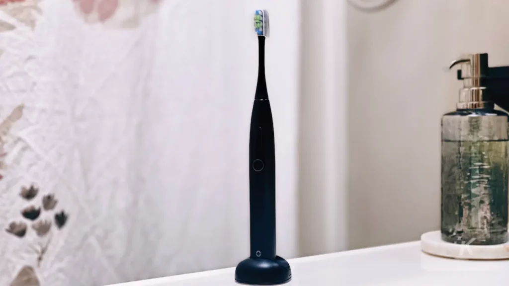 Brosse à dents électrique oclean sur le lavabo de la salle de bain