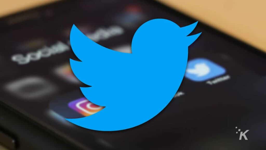 logo twitter dengan latar belakang buram