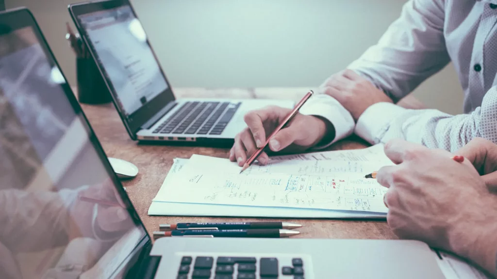 Web forme des ordinateurs portables sur la table avec les mains d'un homme