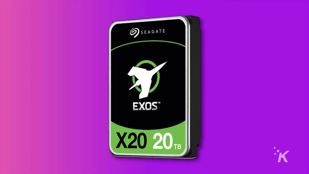 hard disk de stocare digitală seagate exos x20 pe fundal violet