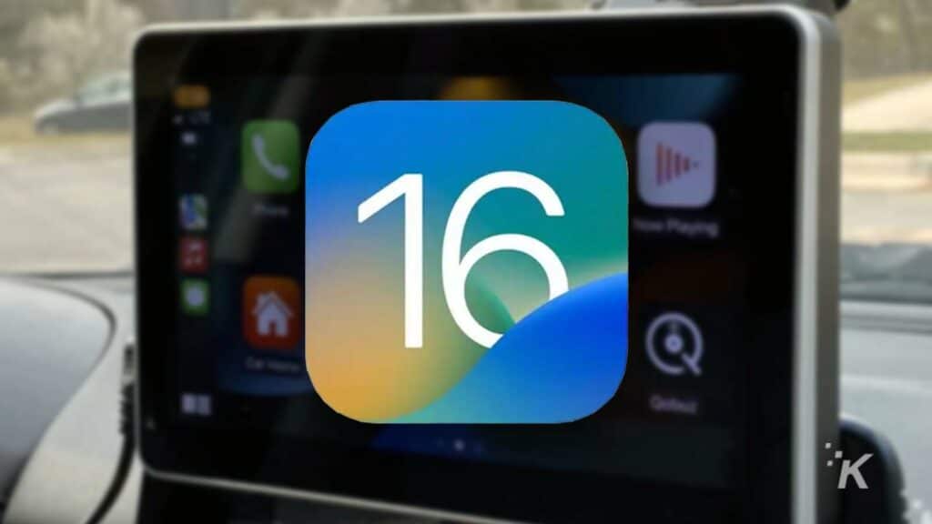 ícone do ios 16 na frente da tela do carro