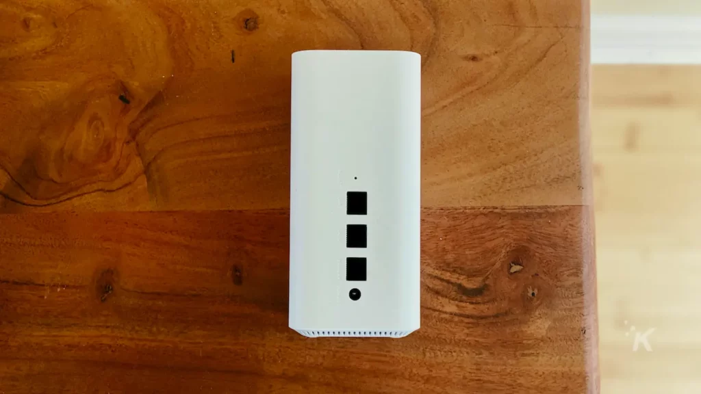 die Rückseite eines vilo Mesh-WLAN-Routers für Mesh-Netzwerke im Entertainment Center