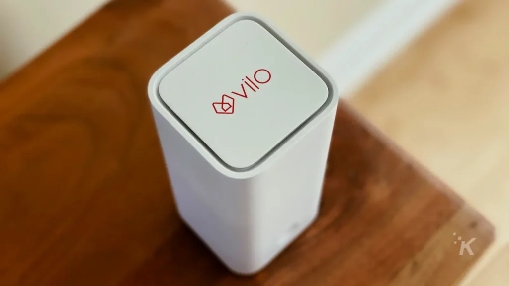 router vilo per reti mesh su un sistema di intrattenimento con logo