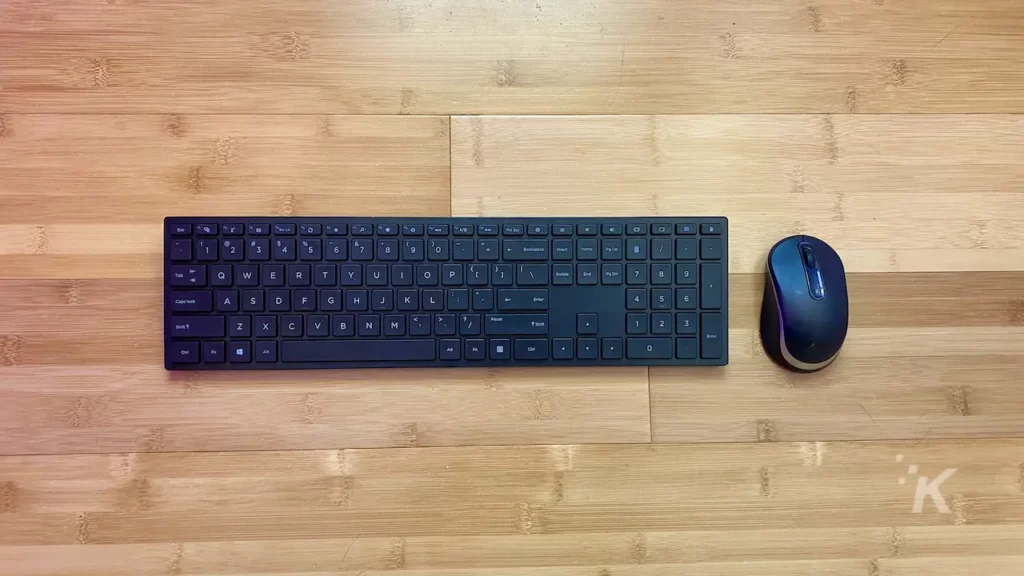 mouse dan keyboard diletakkan di lantai kayu keras