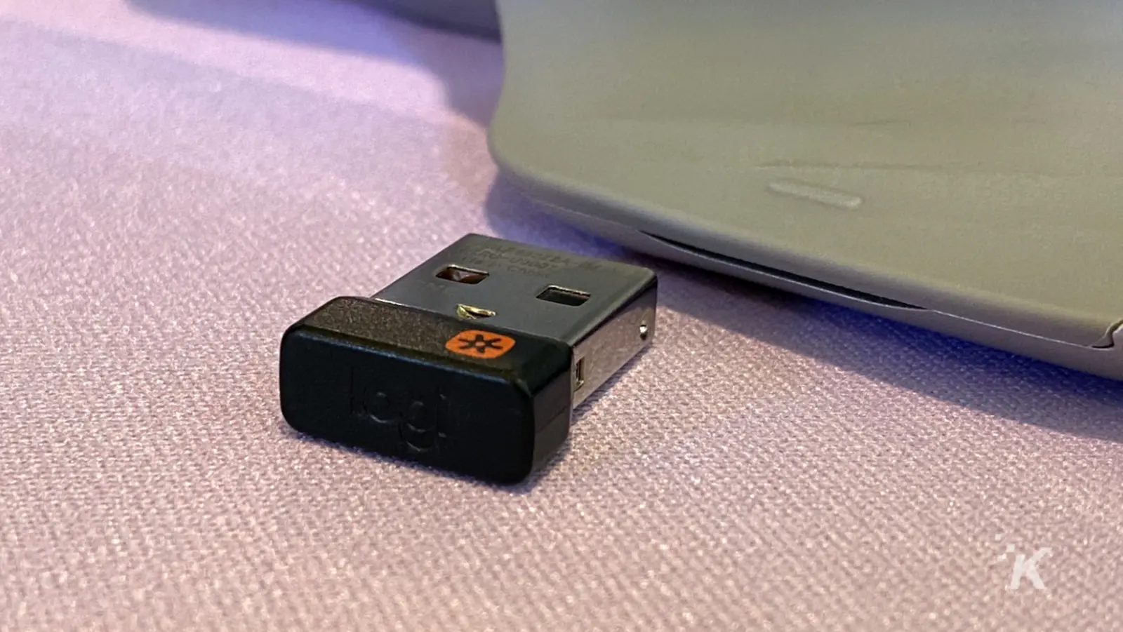 dongle de logitech en una computadora de escritorio