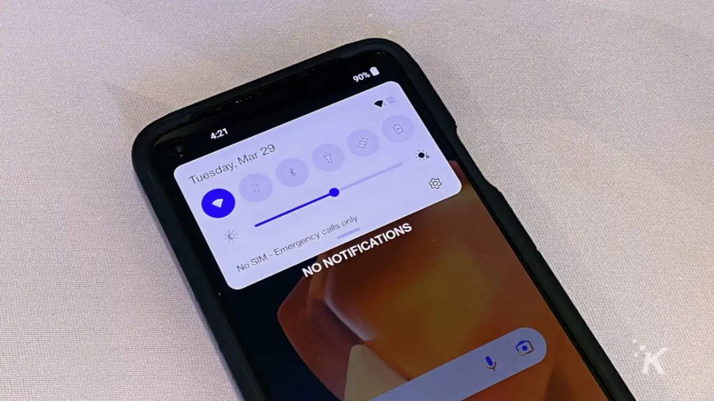 Bir akıllı telefonun ekranının üst kısmındaki android hızlı ayarları