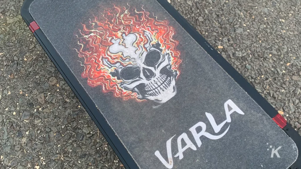 Lo skid pad di Varla infiamma il teschio