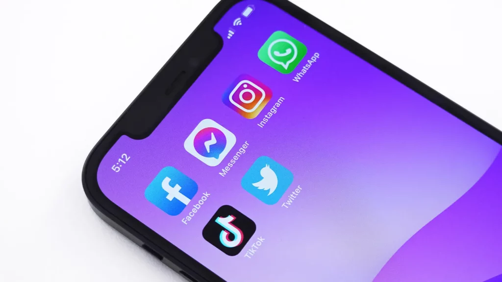 tik tok e altre app social sullo schermo del telefono