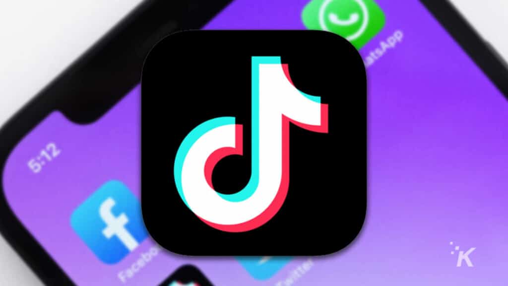 백그라운드에서 흐릿한 스마트폰이 있는 tiktok 로고