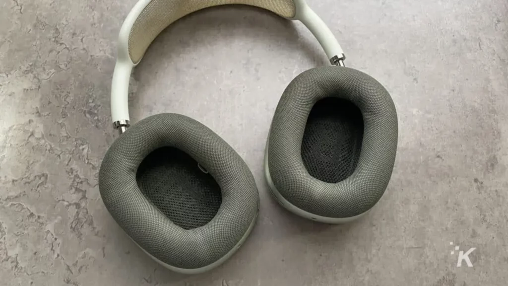 airpods max słuchawki na stole