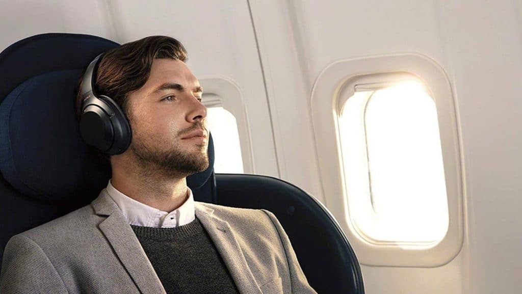 Auriculares Sony WH-1000XM3 en un chico en un avión