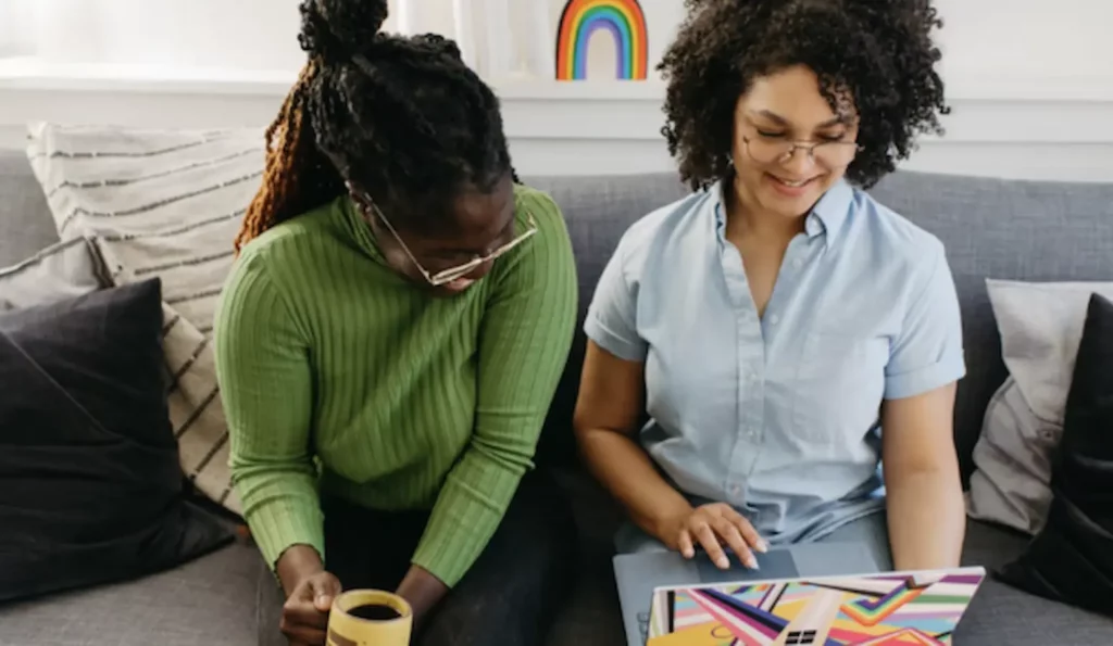 femmes sur ordinateur portable