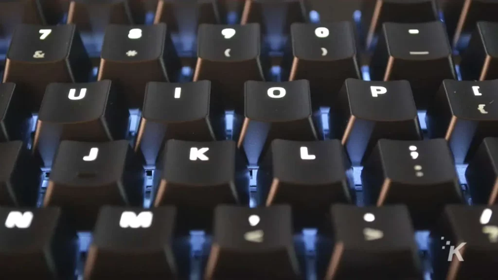 teclado mecânico com luzes led brancas