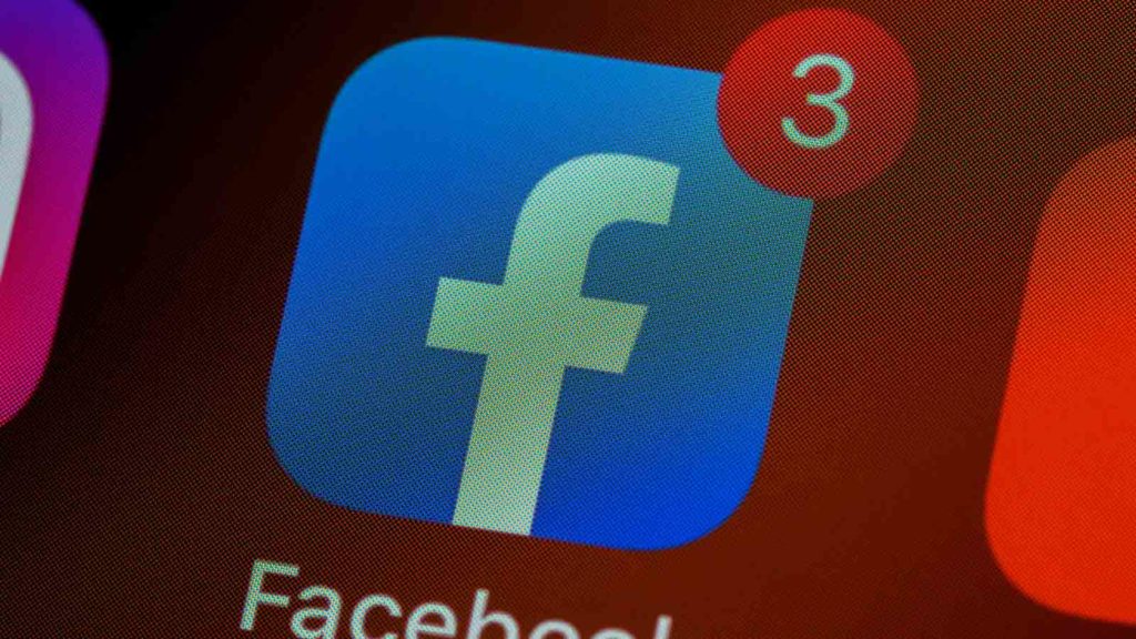 logo facebook sullo schermo dello smartphone