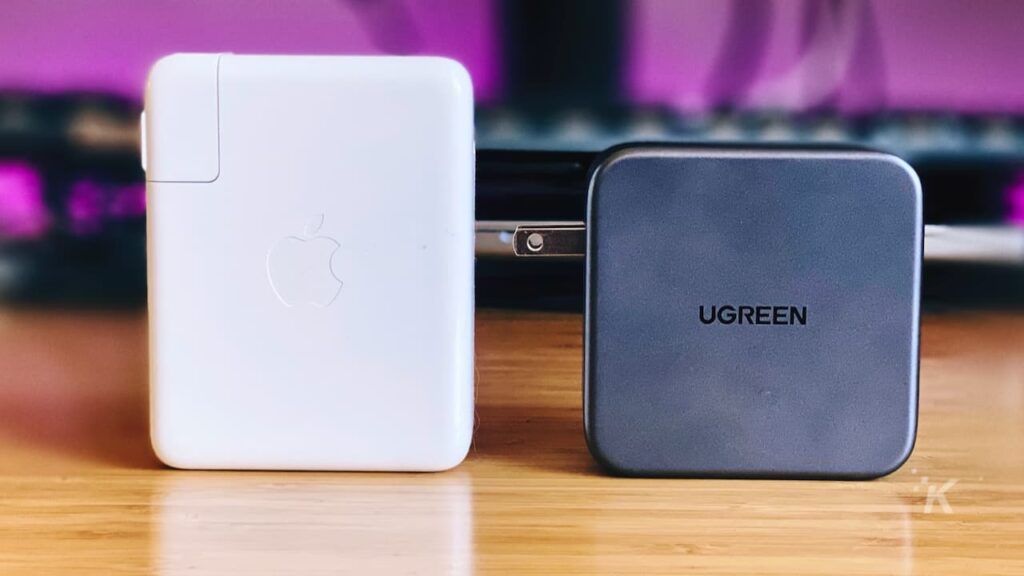 pengisi daya usb-c apel vs pengisi daya dinding usb-c ugreen berdampingan di meja kantor