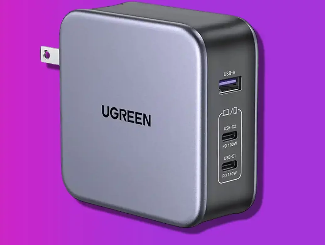 Ugreen Nexode 140W USB C Wall Charger dengan latar belakang ungu