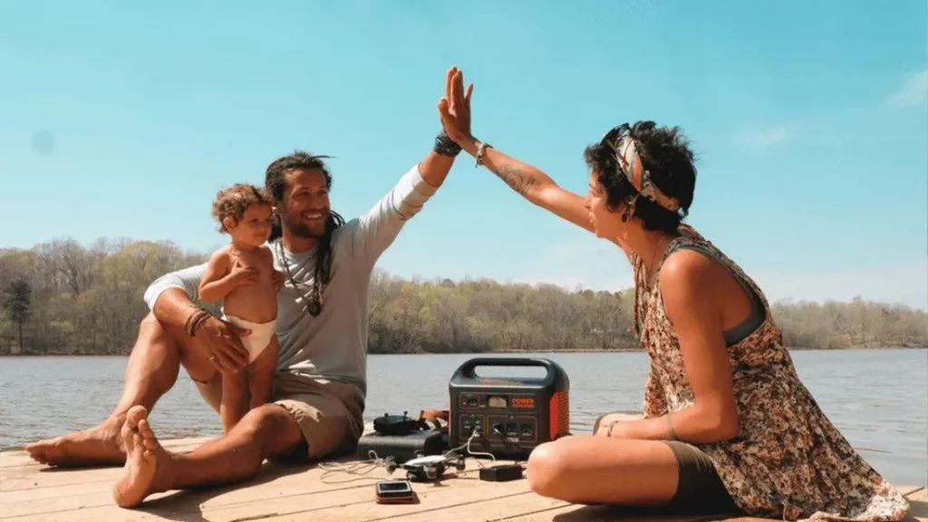 Familia junto a un lago con un generador.