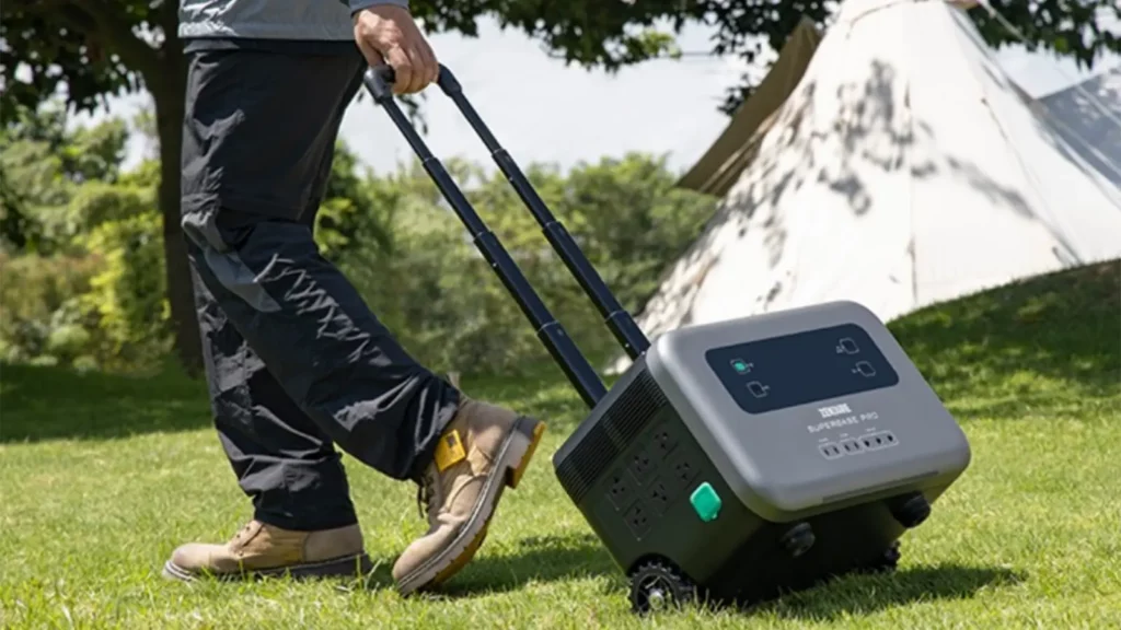 hombre empujando generador al aire libre