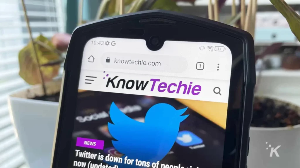 tela do smartphone mostrando o site knowtechie