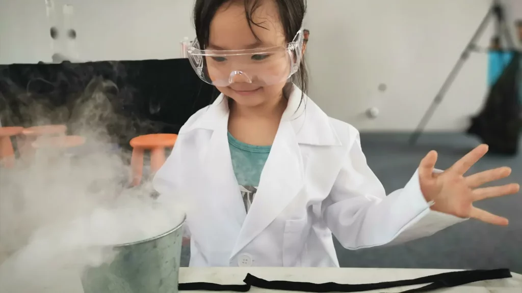 criança criando um experimento de química