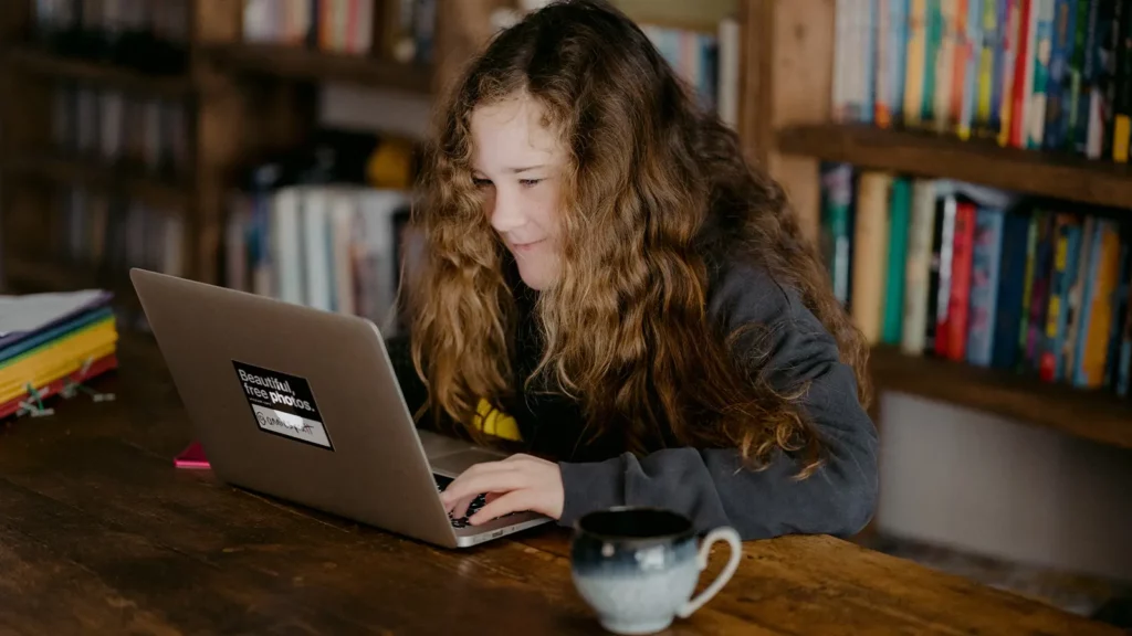 Kind auf Laptop Online-Nachhilfe Englisch lernen