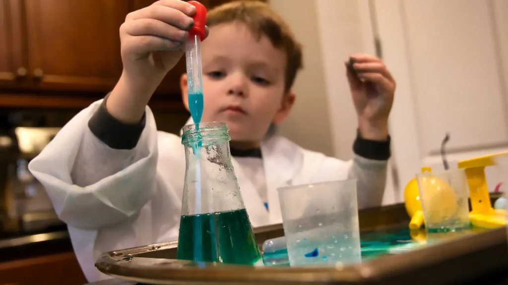 Ragazzo di scienza che lavora a un esperimento