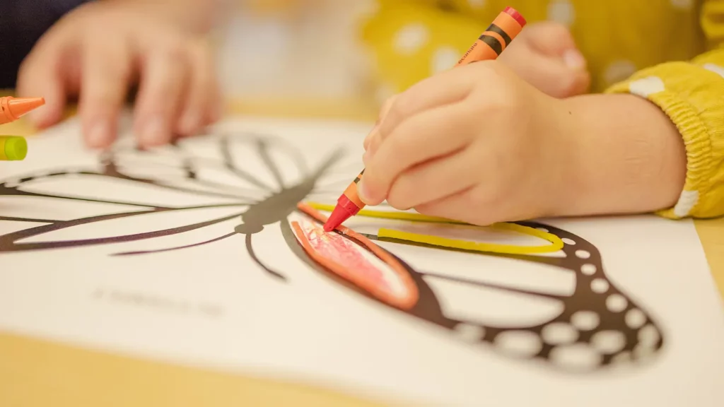 criança desenhando uma borboleta