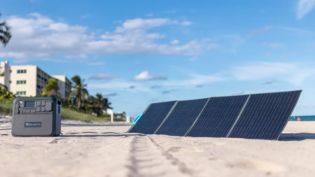 estación de energía solar en la playa