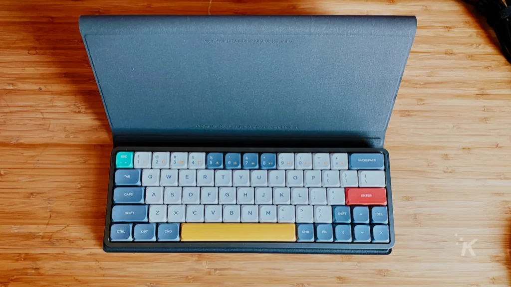 clavier nuphy mécanique sur le bureau