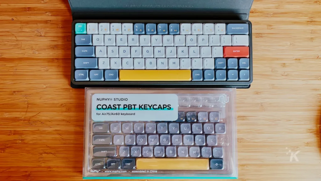 办公桌上的 nuphy Coast pbt 帽