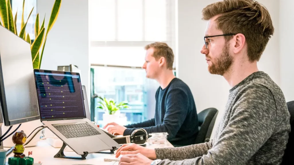 persone che lavorano su laptop usando scienze della vita