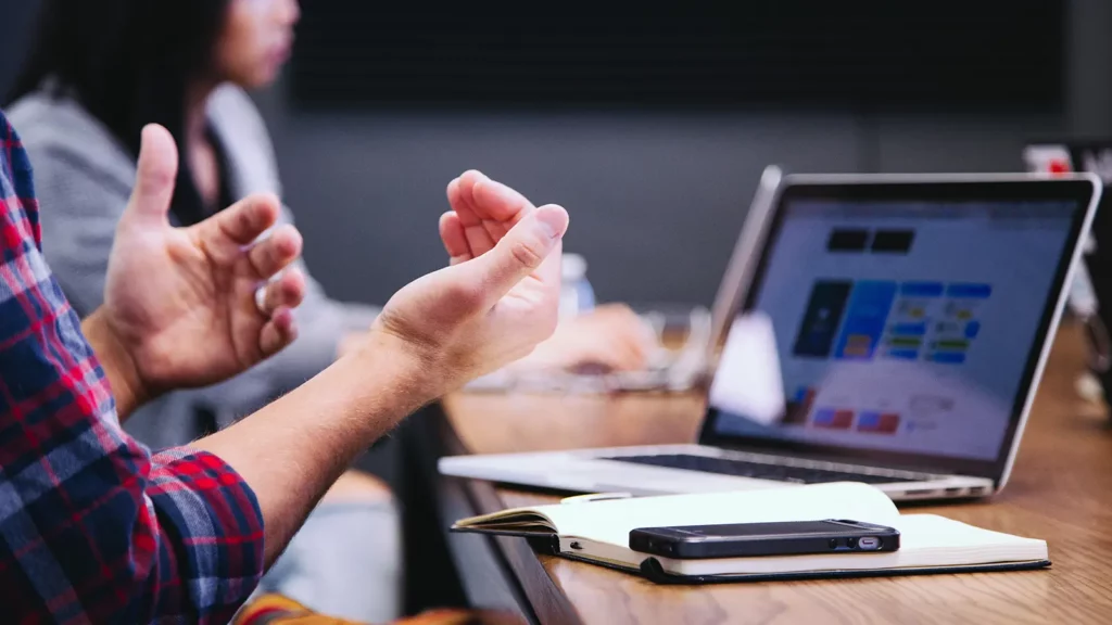 mover las manos frente a una computadora gestión integrada de riesgos