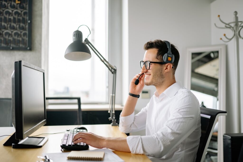 Man on Online Customer gestión integrada de riesgos Llamada de servicio