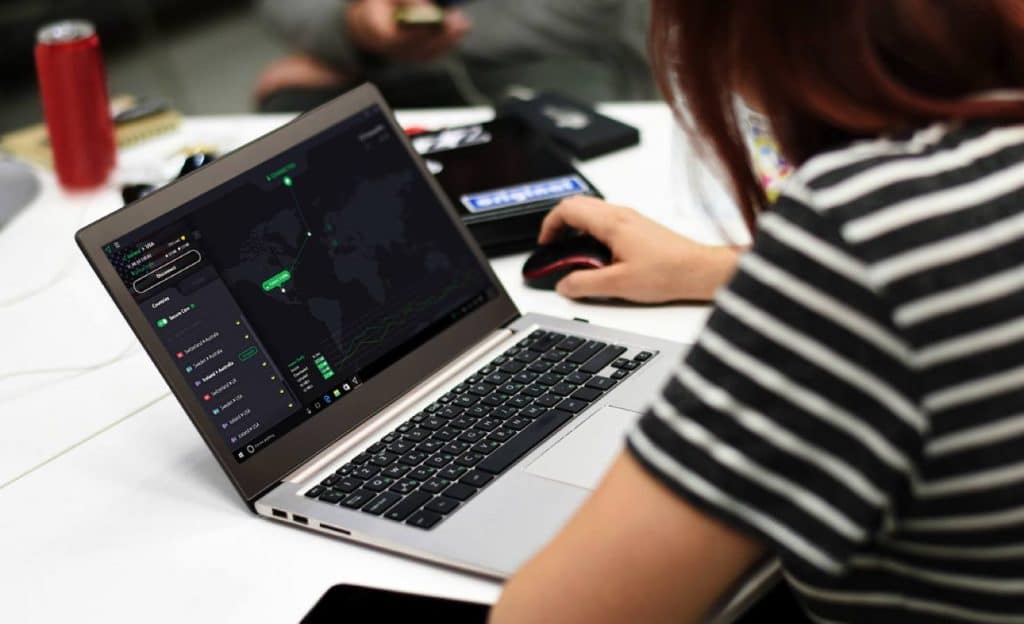 orang di laptop menggunakan VPN