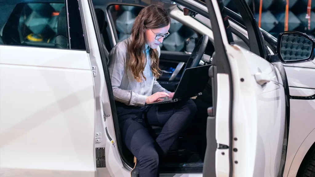 ingegnere automobilistico in test di auto guida autonoma con il computer