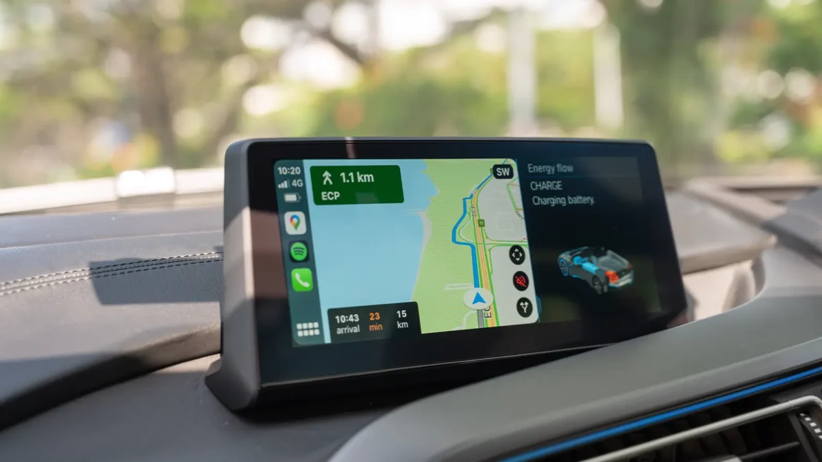 Système GPS en voiture avec indications cartographiques