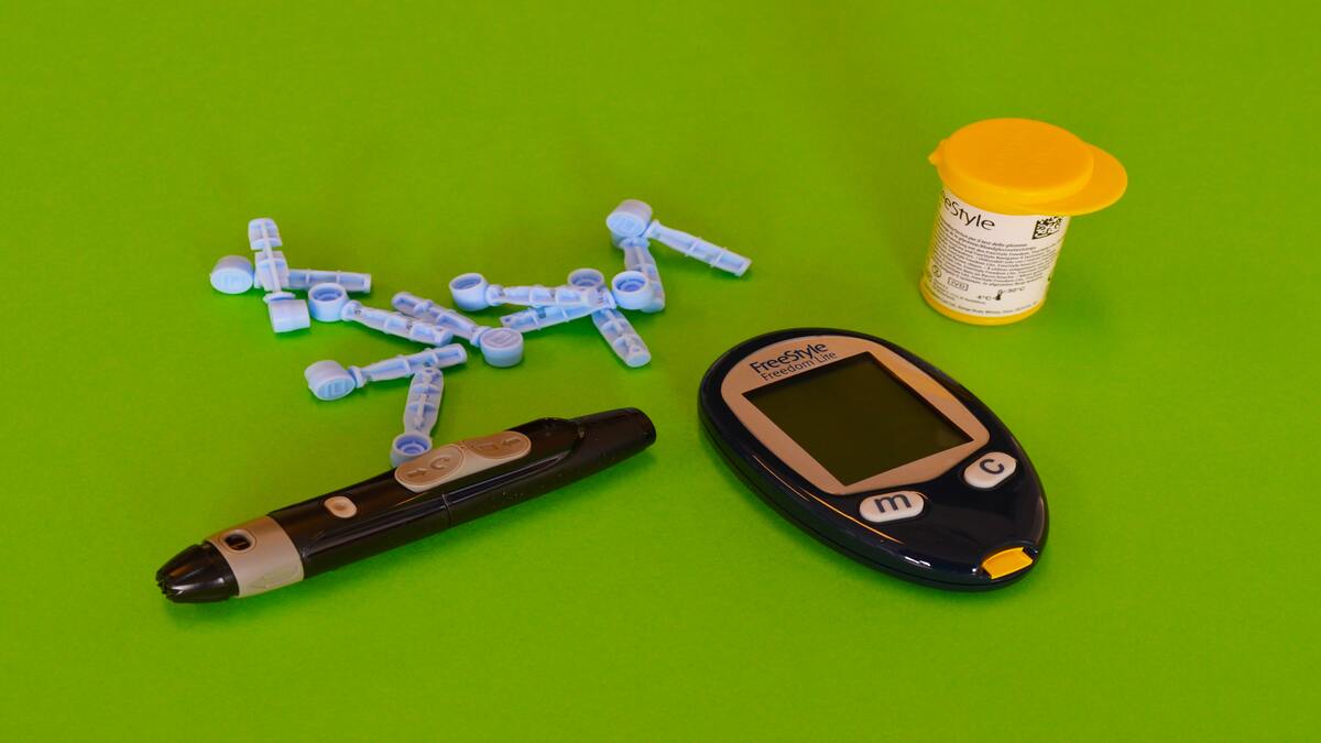 How to check blood sugar at home with a glucometer