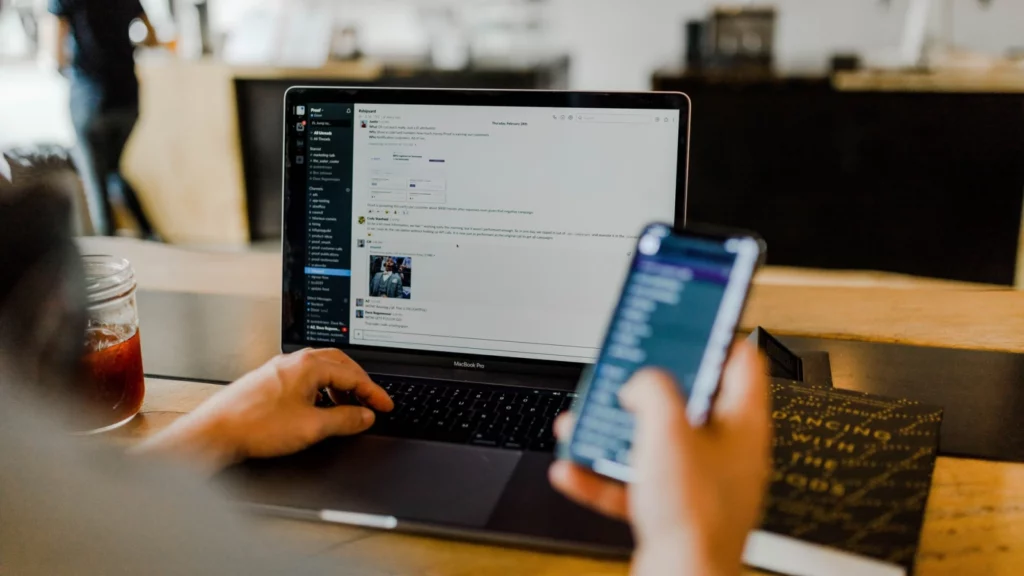 locker auf einem macbook und auf dem telefon