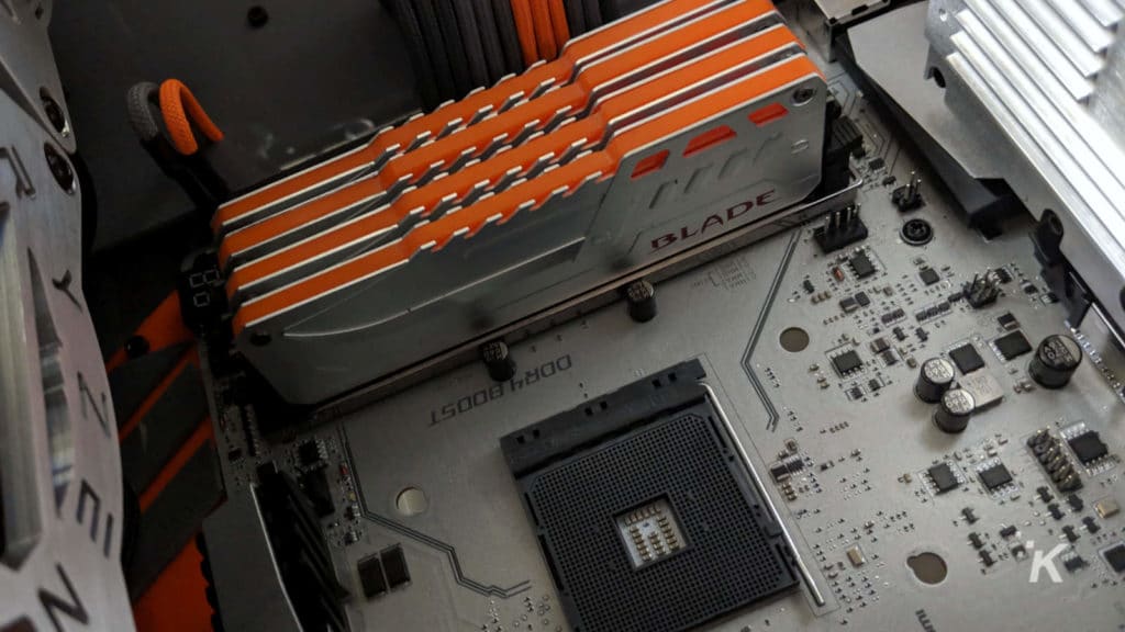 motherboard dengan ram terpasang