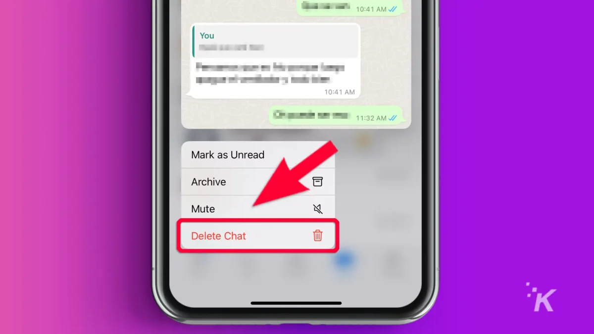 WhatsApp móvil con una flecha que apunta a eliminar la pestaña de chat -fondo morado