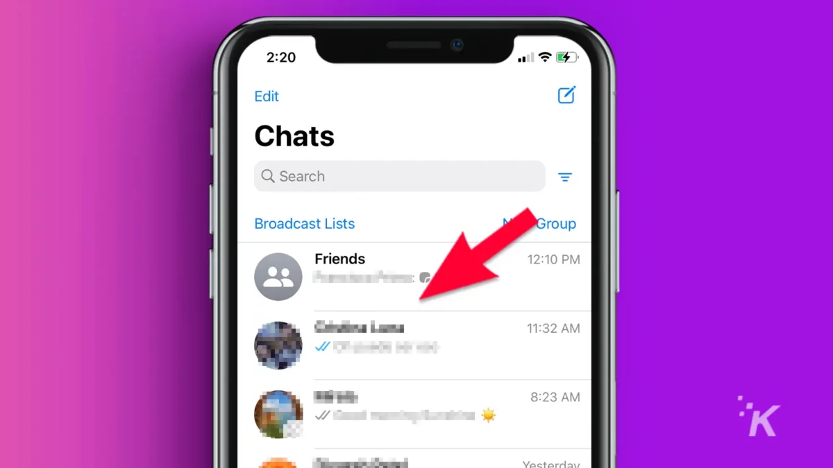 Application mobile WhatsApp avec flèche pointant vers un chat sur fond violet