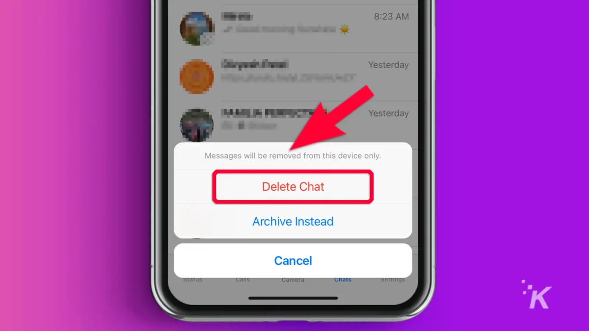 Aplicativo móvel WhatsApp com seta apontando para excluir bate-papo - fundo roxo