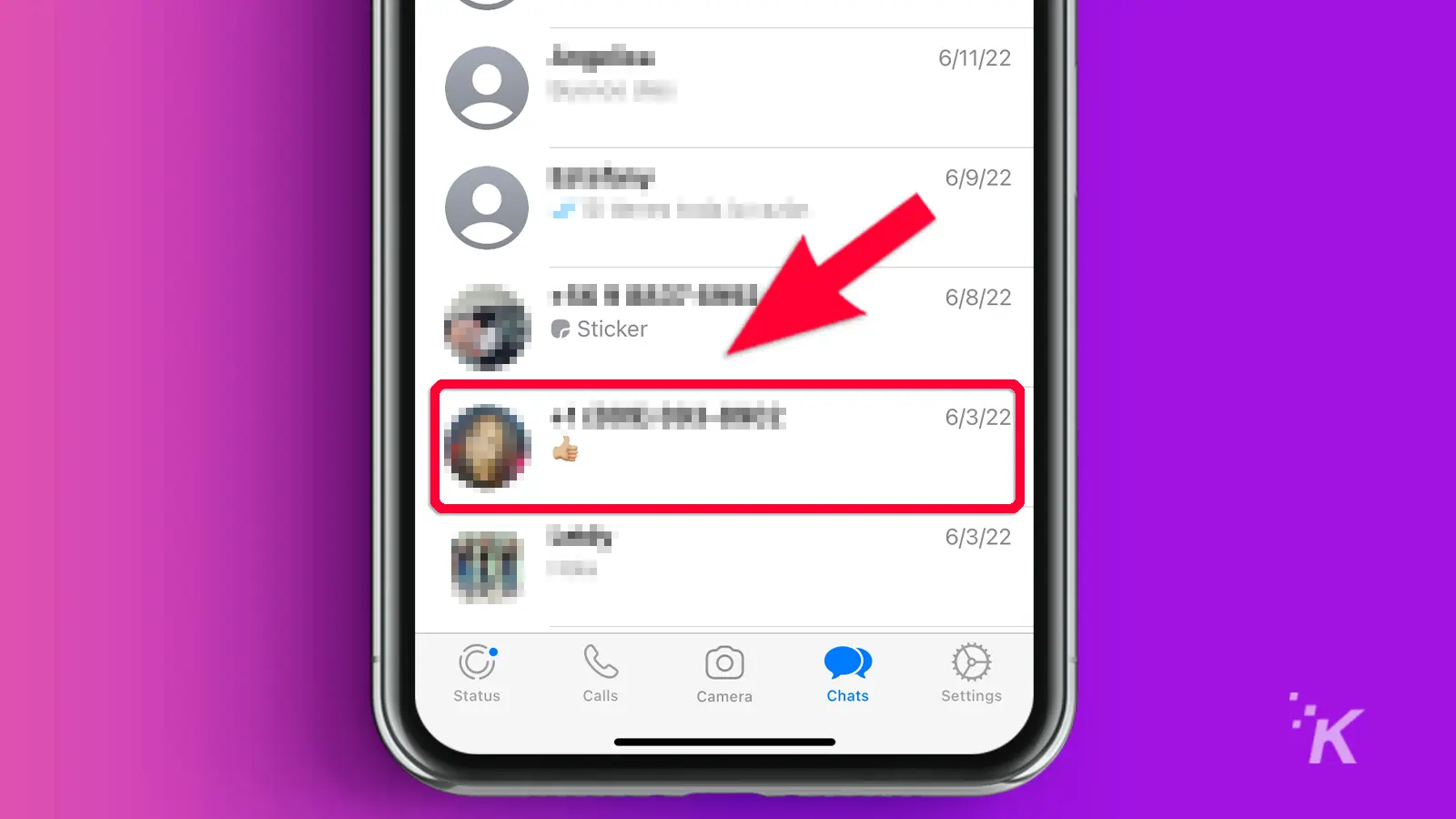 seta apontando para bate-papo toque no WhatsApp no ​​telefone com fundo roxo