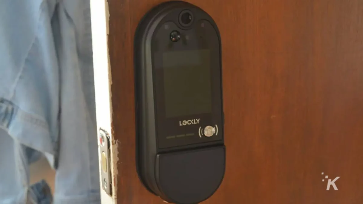 Cerradura de puerta Lockly Vision Elite en puerta de madera