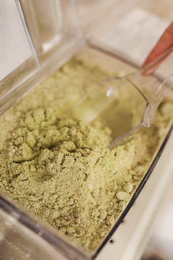 Plusieurs produits de kratom disponibles auprès de vendeurs de kratom réputés