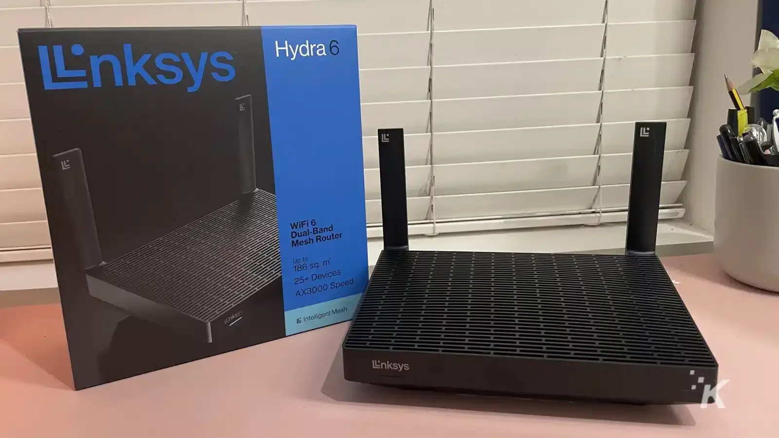 盒子旁邊的 Linksys Hydra6 路由器