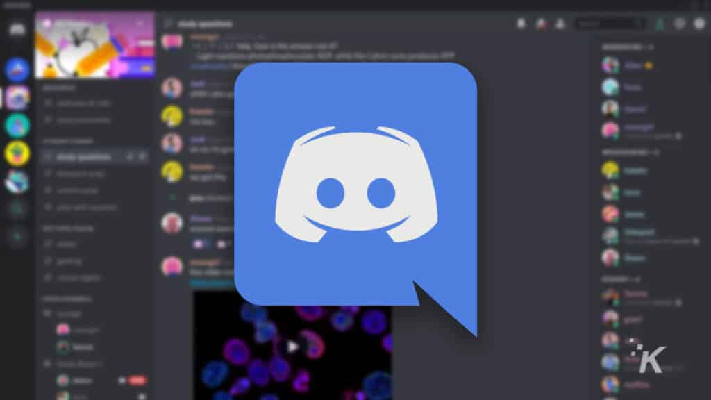 흐린 배경에 discord 로고