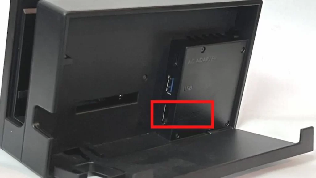 gambar yang menunjukkan bagian belakang stasiun docking switch Nintendo berbayar HDMI pa