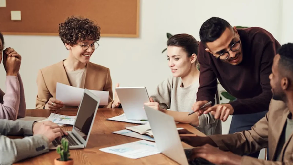 empleados felices sentados en una reunión